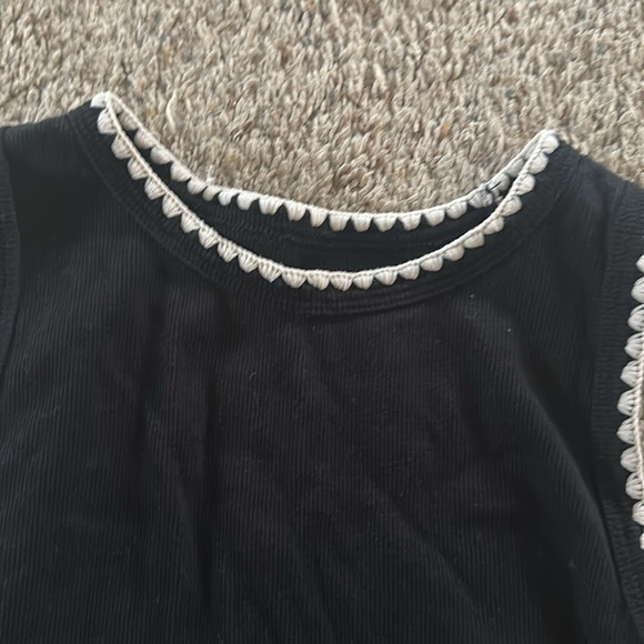 Black tank with cream edging - Picture 3 of 5